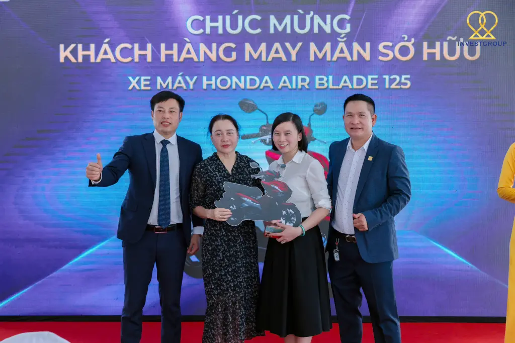 Khách hàng InvvestGroup trúng giải đặc biệt khi mua hàng tại sự kiện của dự án Alana City Bình Dương